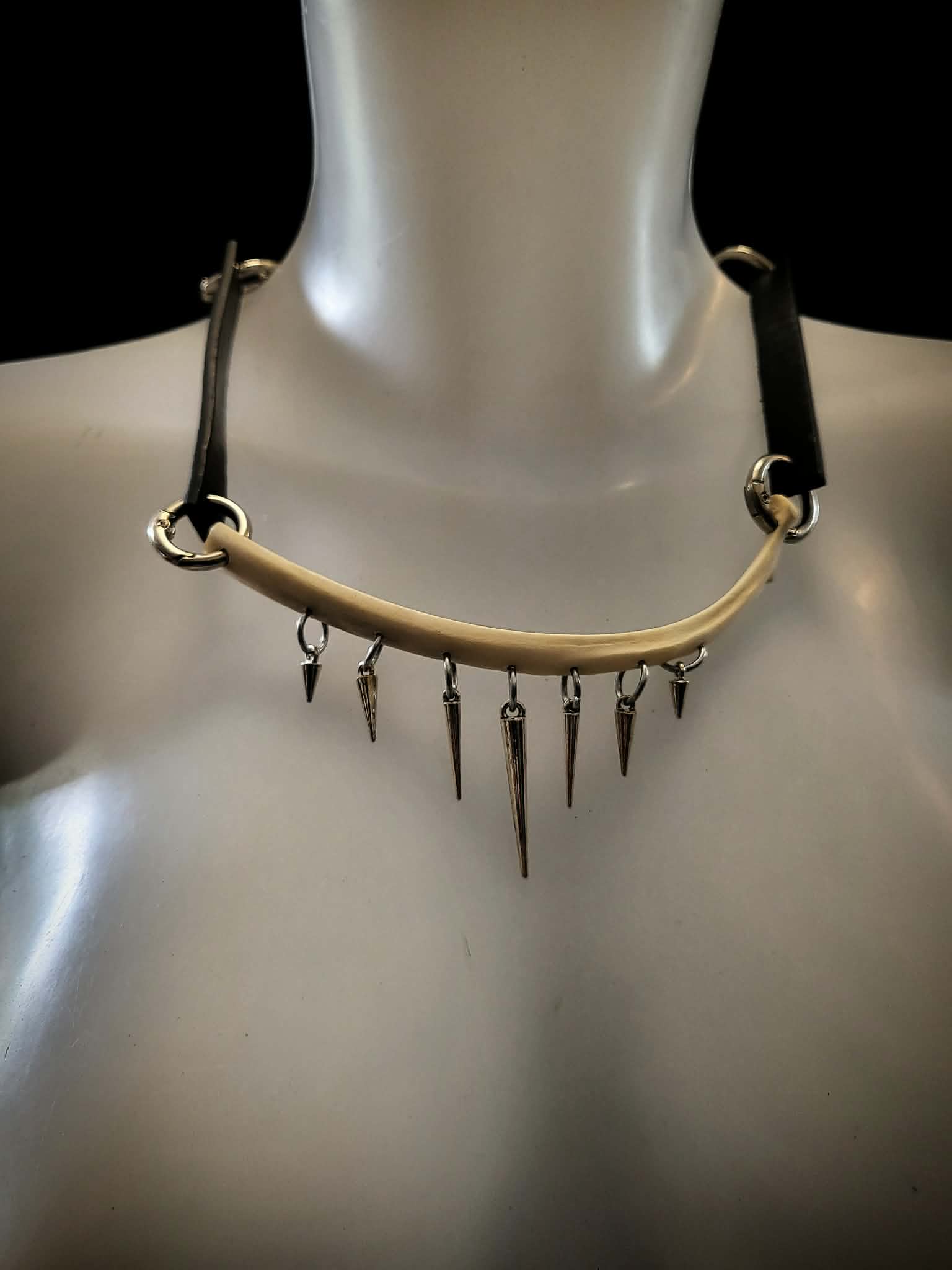Ribs spike necklace